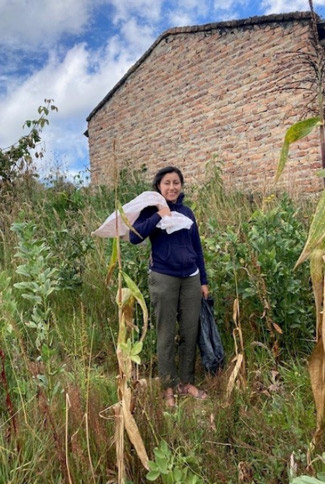 Yeni Bernal Rubio collecting corn on her family's farm in Colombia - Zoetis